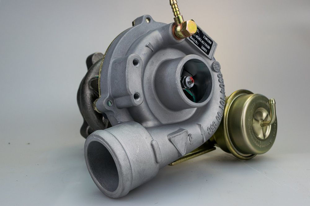Motor s turbo punjačem ima veću izlaznu snagu u poređenju s motorom s prirodnim (atmosferskim) usisavanjem iste zapremine